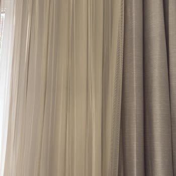 Perdeler Temizlenmedi Su Lekeleriyle Geri Verildi