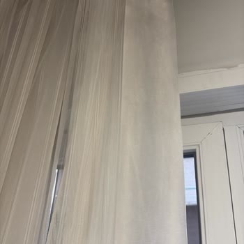 Perdeler Temizlenmedi Su Lekeleriyle Geri Verildi