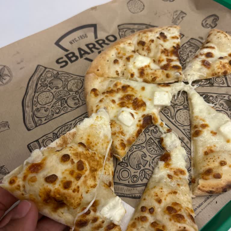 Sbarro Dört Peynirli Pizza Beklerken Sadece Hamur Ve Az Peynir Geldi