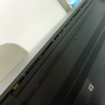 Ekran Çerçevesi Ayrılıyor Menteşe Sorunu Çözülmüyor