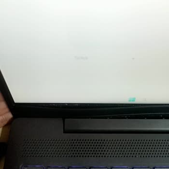 Ekran Çerçevesi Ayrılıyor Menteşe Sorunu Çözülmüyor