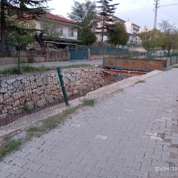 Nallıhan'da Dere Boyu Güvenlik İhmali: Kamu Malı Zarar Görüyor, Vatandaş Tehlikede