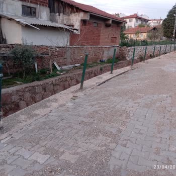 Nallıhan'da Dere Boyu Güvenlik İhmali: Kamu Malı Zarar Görüyor, Vatandaş Tehlikede