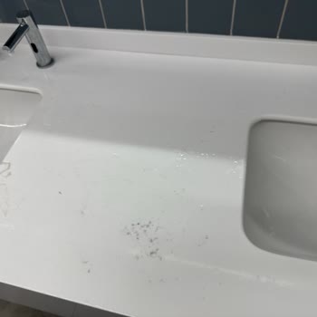 Neomarin AVM Erkek Tuvaletlerinde Sürekli Hijyen Sorunu