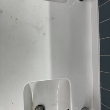 Neomarin AVM Erkek Tuvaletlerinde Sürekli Hijyen Sorunu