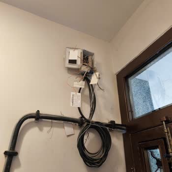 Teknik Ekip Portları Karıştırınca Dışarıdan Kablo Sarkıttılar