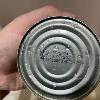 Sasu Ton Balığı Konservesinden Mavi Eldiven Parçası Çıktı