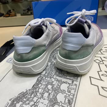 Bir Yıl Dolmadan Ayakkabıda Renk Solması Ve Mağaza Çözümünde Belirsizlik