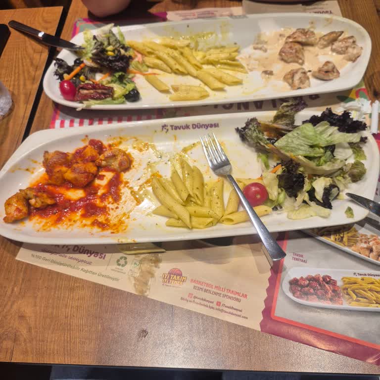 Tavuklar Çiğ Ve Salata Bayattı Yemek Deneyimi Hayal Kırıklığıydı