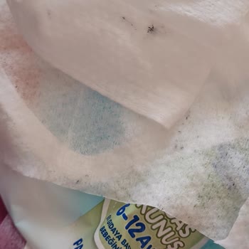 Islak Mendil Üzerindeki Siyah Lekeler Ve Yatakta Kalıcı İz