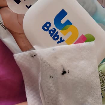 Islak Mendil Üzerindeki Siyah Lekeler Ve Yatakta Kalıcı İz