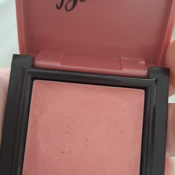 Pastel Krem Allıkta Siyah Noktalar Korkutuyor