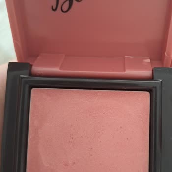 Pastel Krem Allıkta Siyah Noktalar Korkutuyor