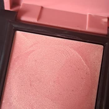 Pastel Krem Allıkta Siyah Noktalar Korkutuyor