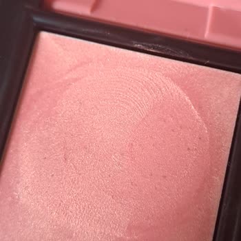 Pastel Krem Allıkta Siyah Noktalar Korkutuyor