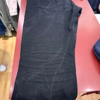 Levi's Pantolonumda Dalga Dalga Çizgiler Oluştu, Mağaza İlgisiz Kaldı