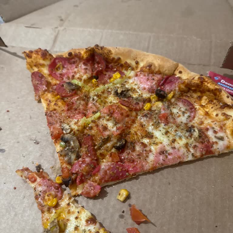 Bol Malzemeli Pizza Beklerken Malzemesiz Hamur Geldi