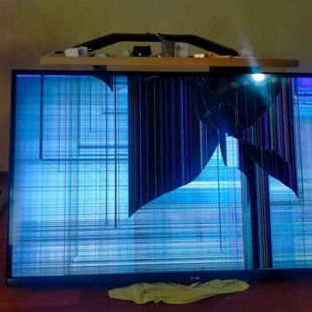 LG Televizyonun Sehpası Aniden Kırıldı Panel Hasar Gördü