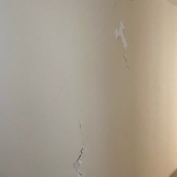 Deprem Sonrası Kristalşehir'de Güven Sarsıldı: Çatlaklar Ve Endişeler