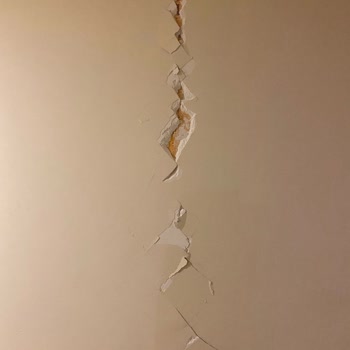 Deprem Sonrası Kristalşehir'de Güven Sarsıldı: Çatlaklar Ve Endişeler