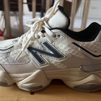 New Balance 9060 Modelinde Domuz Derisi Kullanımı Hakkında Bilgi Talebi