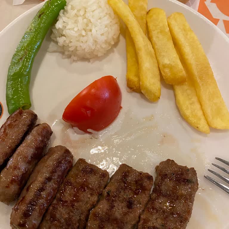 Günaydın Restaurant Köfte Tabağı Porsiyonunun Fotoğraftakinden Farklı ve Yetersiz Olması