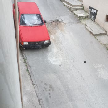 208. Sokak'ta Çöken Yol Ve İhmal Edilen Temizlik Sorunu