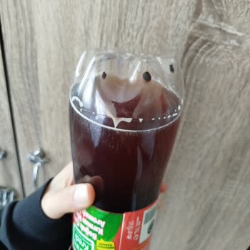 Soğuk Çay Şişesinde Siyah Lekeler Nedeniyle Sağlık Endişesi