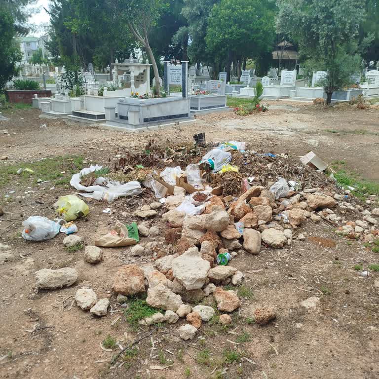 Mezarlıkta Annemin Mezarına Atılan Çöpler İçin Çözüm İstiyorum