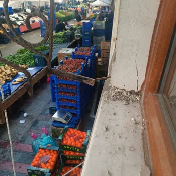 Semt Pazarı Yüzünden Evimizin Duvarı Zarar Gördü