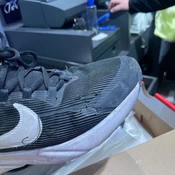 Nike Ayakkabı Kısa Sürede Deforme Oldu, Mağaza İlgisiz Kaldı
