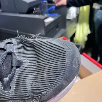 Nike Ayakkabı Kısa Sürede Deforme Oldu, Mağaza İlgisiz Kaldı