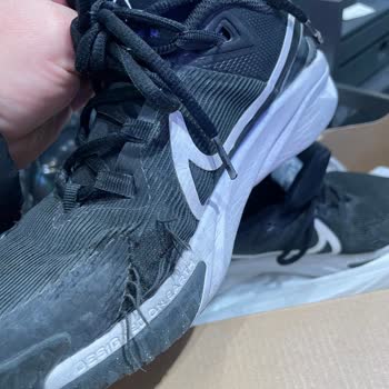 Nike Ayakkabı Kısa Sürede Deforme Oldu, Mağaza İlgisiz Kaldı