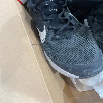 Nike Ayakkabı Kısa Sürede Deforme Oldu, Mağaza İlgisiz Kaldı