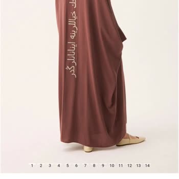 Abaya Üzerindeki Yazıların Konumu Rahatsız Ediyor