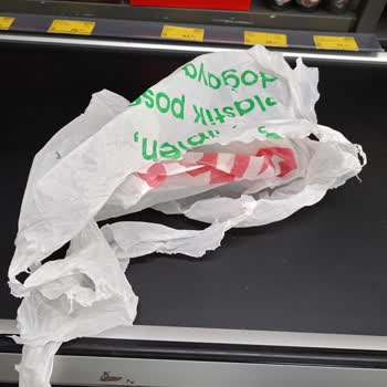 Kalitesiz Poşetler Ve İlgisiz Mağaza Yetkilisi Nedeniyle Yaşanan Mağduriyet