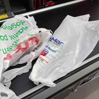 Kalitesiz Poşetler Ve İlgisiz Mağaza Yetkilisi Nedeniyle Yaşanan Mağduriyet