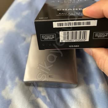 Я получил Chanel парфюм с разными кодами и дефектной крышкой