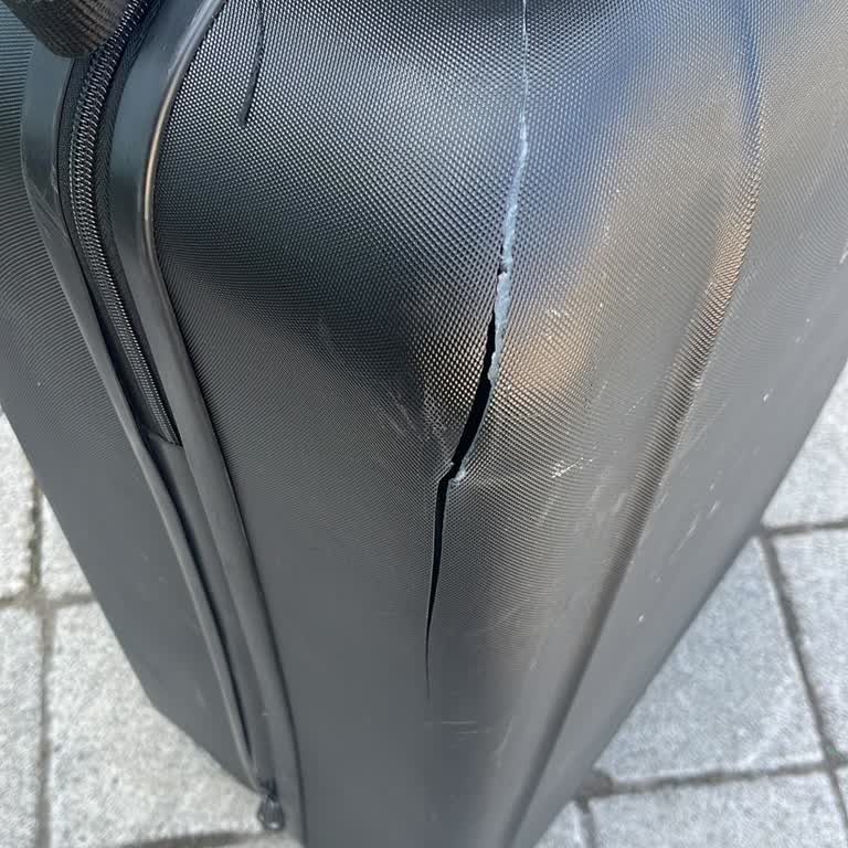 Ajet Kırılan Bavulun Sorumluluğunu Üstlenmiyor, 25 Gündür Yanıt Yok!