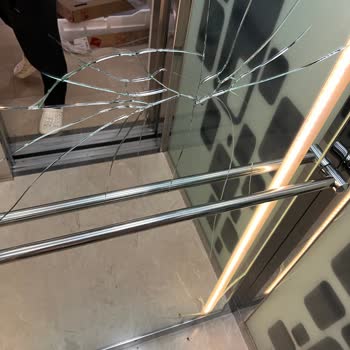 Arçelik Servisi Taşıma Sırasında Asansör Aynasını Kırdı, Zarar Karşılanmıyor