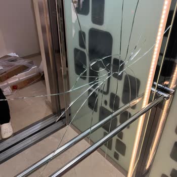 Arçelik Servisi Taşıma Sırasında Asansör Aynasını Kırdı, Zarar Karşılanmıyor