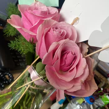 Doğum Günümde Solmuş Çiçeklerle Hayal Kırıklığı