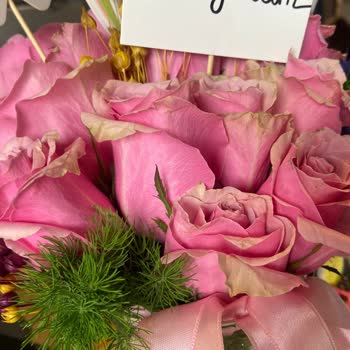 Doğum Günümde Solmuş Çiçeklerle Hayal Kırıklığı