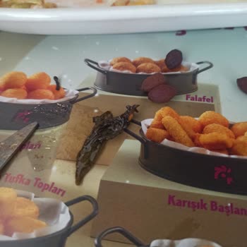 Yemekte Çürük Marul Ve İlgisiz Personel Yaklaşımı