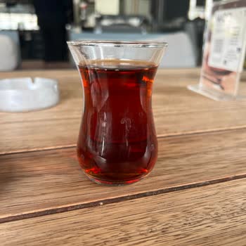 Kirli Çay Bardakları Ve Garsonun Saygısız Tavrı Müşteri Memnuniyetini Düşürüyor