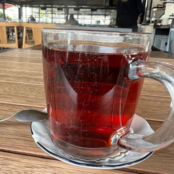 Kirli Çay Bardakları Ve Garsonun Saygısız Tavrı Müşteri Memnuniyetini Düşürüyor