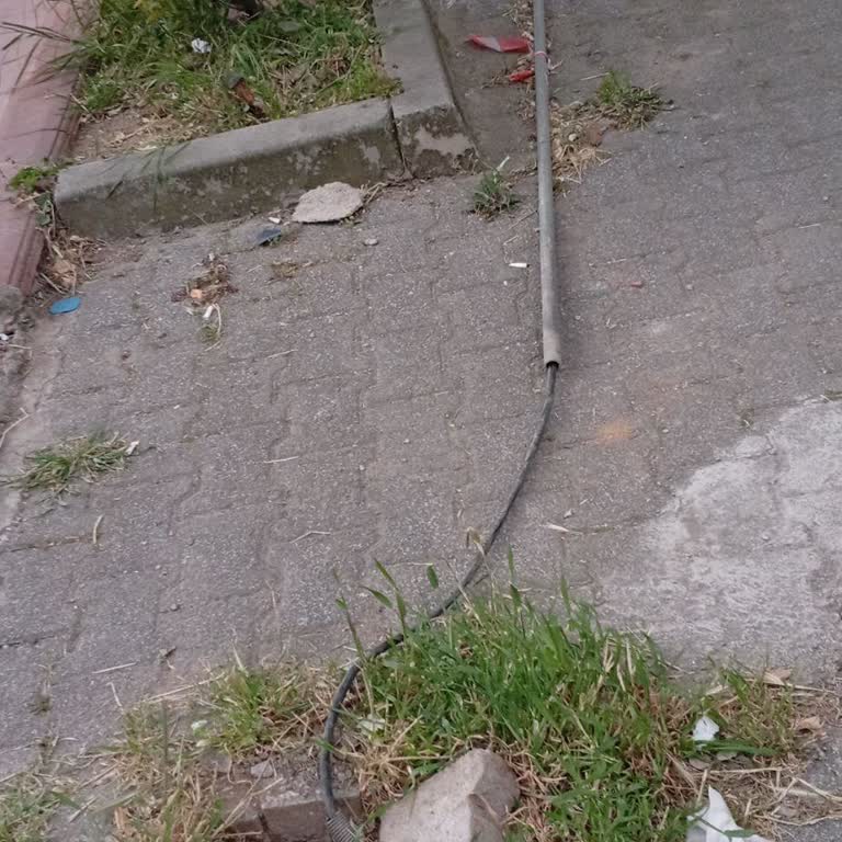 İnternet Direği 15 Gündür Onarılmıyor, Mağduruz!