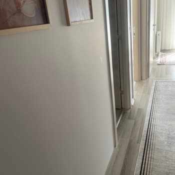 Filli Boya Kum Beyazı Duvarlarda Kolayca İz Bırakıyor