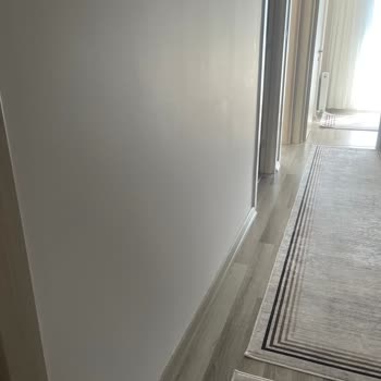 Filli Boya Kum Beyazı Duvarlarda Kolayca İz Bırakıyor