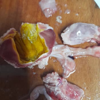 BİM'den Alınan Tavukların Temizlenmemesi Güvenimizi Sarstı